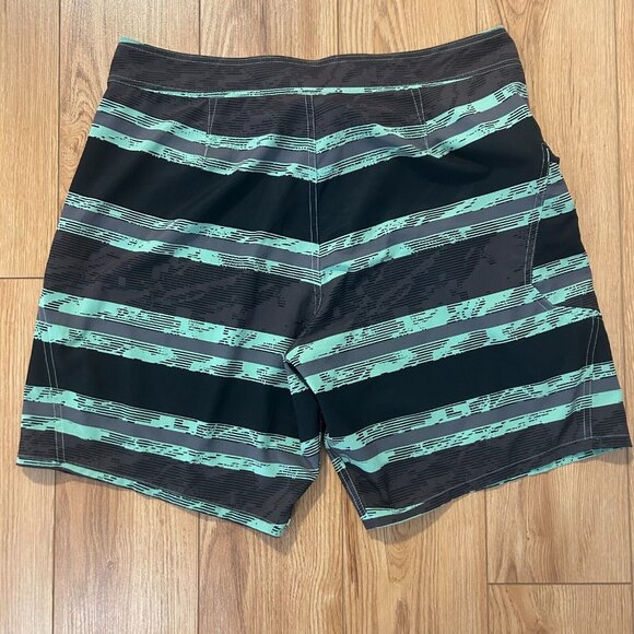 Under Armour Board Shorts Mens 38 Loose Fit Heatgear Striped Green Black EUC - Picture 3 of 3